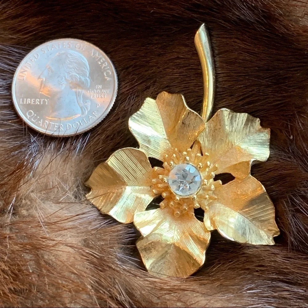 New View || Gold Toned Floral Pin Brooch